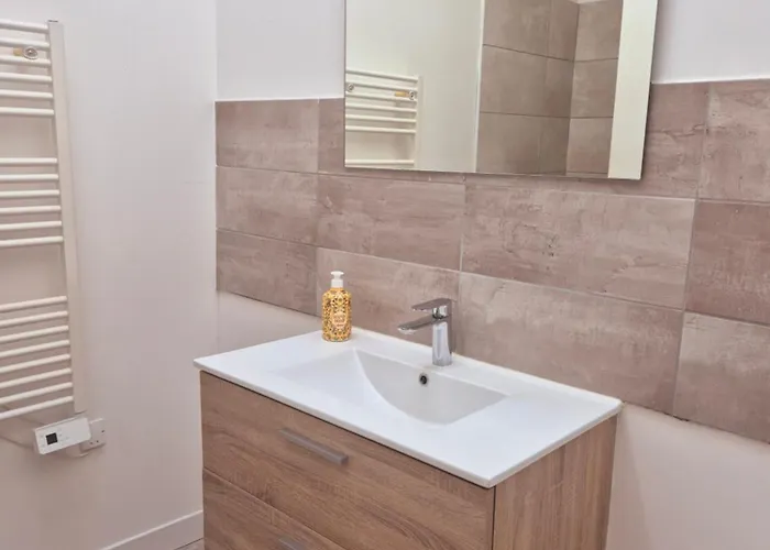 Apartman Spacieux T2, Charles Trenet *